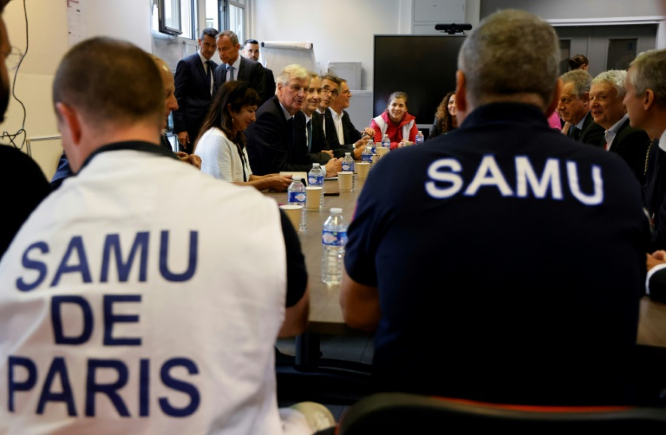 Le Premier ministre Michel Barnier rencontre des agents du Samu à l'hôpital Necker, le 7 septembre 2024 à Paris © Ludovic MARIN