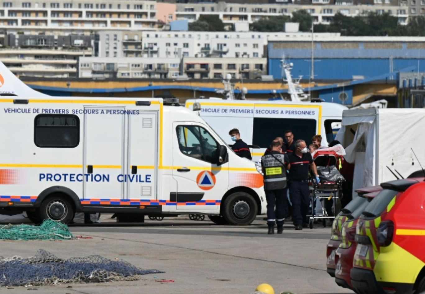 Un migrant blessé dans le naufrage d'une embarcation de fortune dans la Manche est pris en charge à Boulogne-sur-Mer, le 3 septembre 2024 © BERNARD BARRON