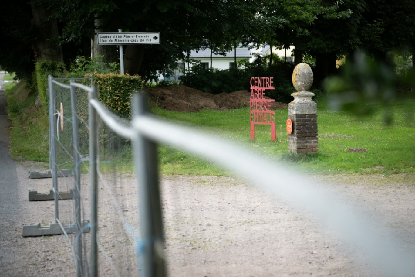 Le centre dédié à l'Abbé Pierre, entouré de barrières le 25 juillet 2024 à Esteville (Seine-Martime) © LOU BENOIST