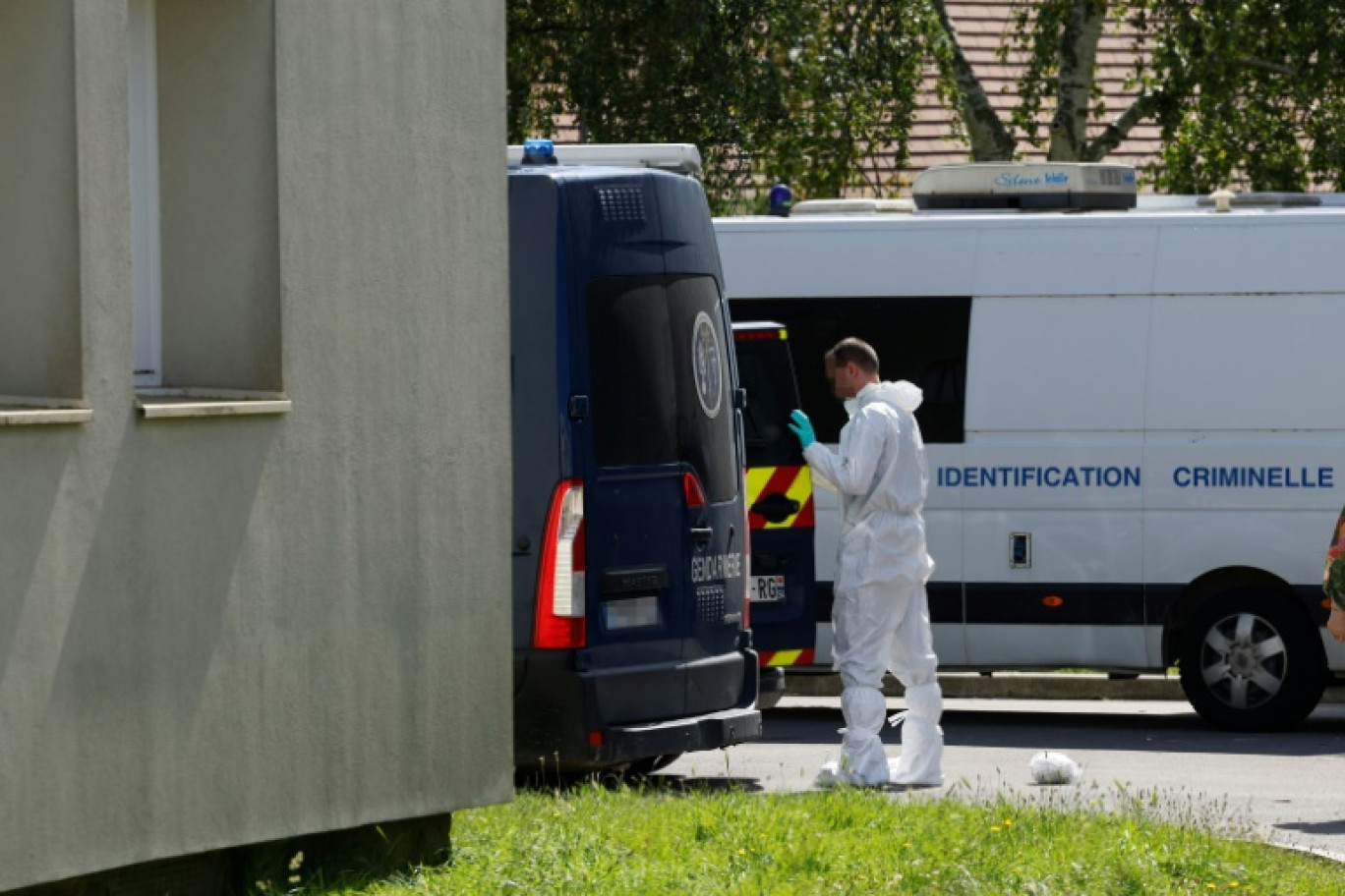 Un enquêteur de la police scientifique près d'un ensemble résidentiel où un homme a tué à coups de couteau sa compagne et leurs deux enfants et blessé deux personnes dans la rue avant d'être interpellé, le 7 septembre 2024 à Mormant, en Seine-et-Marne © GEOFFROY VAN DER HASSELT