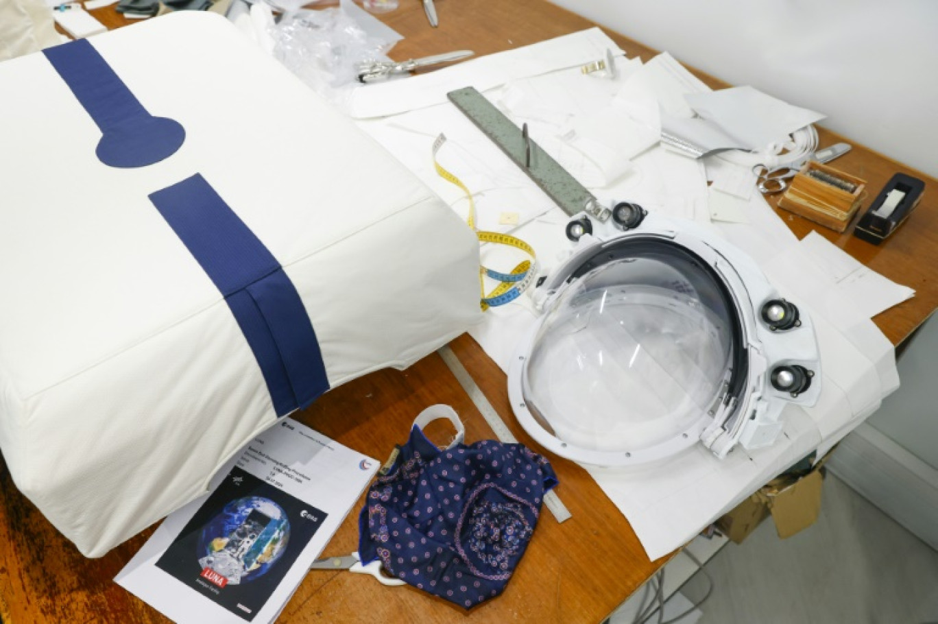 Le prototype de la nouvelle combinaison des astronautes LUNA, conçue par la maison de couture Cardin, dans leur atelier à Paris © GEOFFROY VAN DER HASSELT