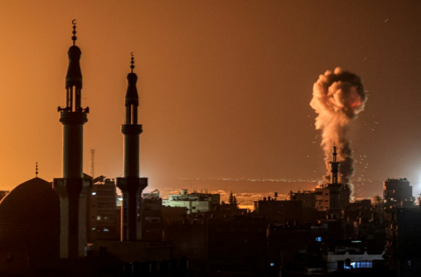 Un panache de fumée s'élève   lors d'un bombardement israélien sur la ville de Rafah, dans le sud de la bande de Gaza, le 6 février 2024 © Mahmud Hams