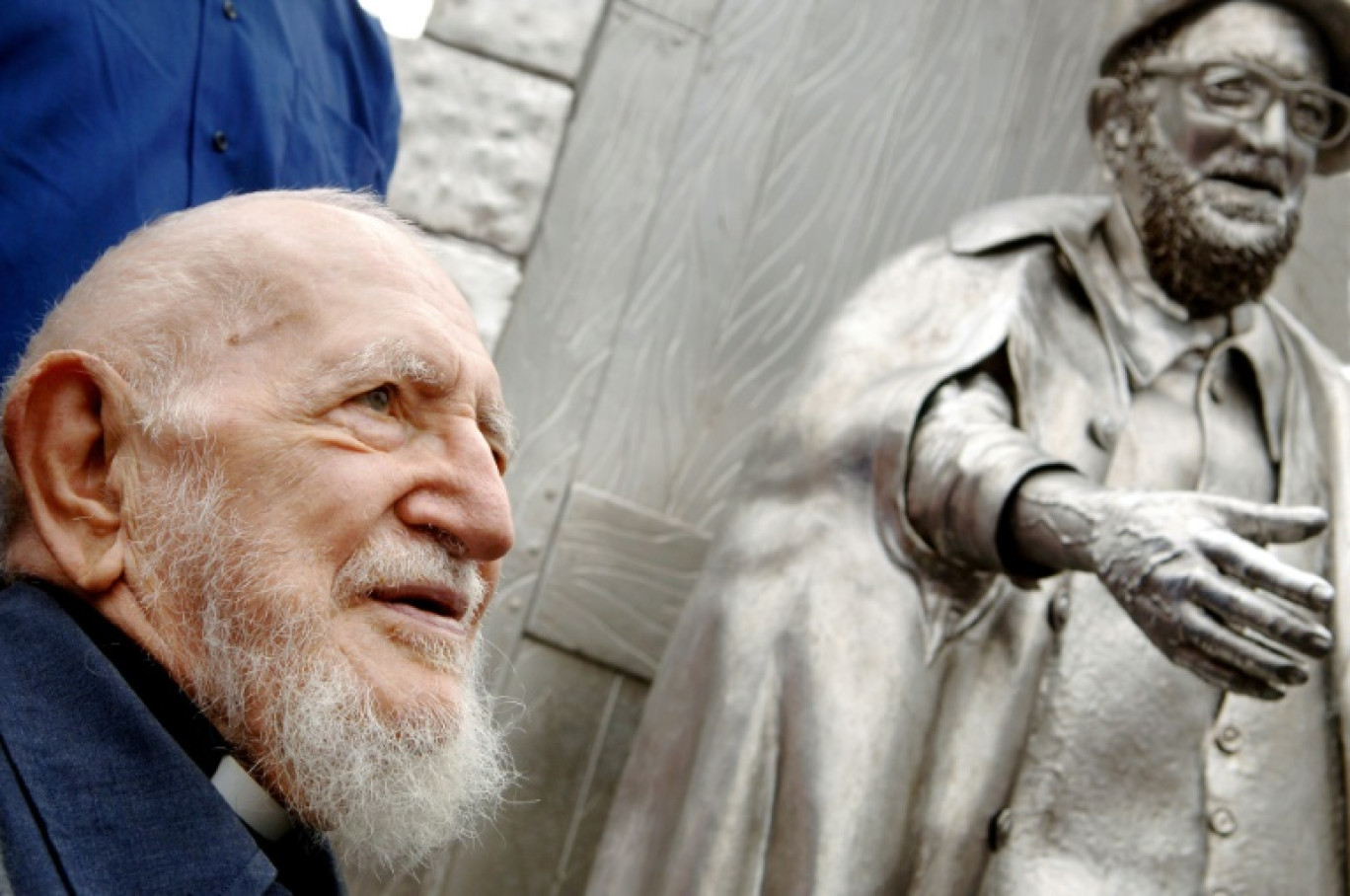 L'abbé Pierre devant une statue à son effigie, le 08 septembre 2005 à Vénissieux © JEAN-PHILIPPE KSIAZEK