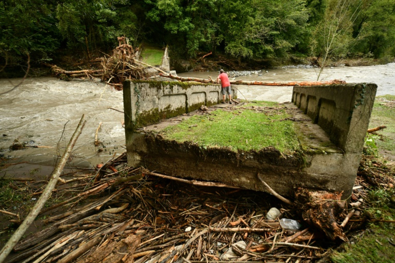 Un habitant sur un pont effondré après de violentes inondations à Cette-Eygu, dans les Pyrénées-Atlantiques, le 8 septembre 2024 © Gaizka IROZ