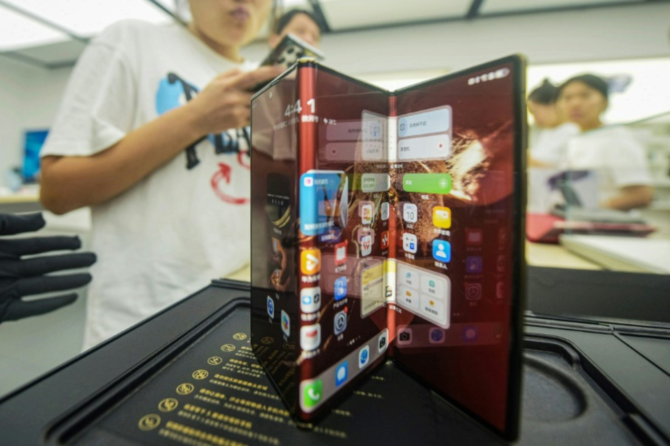 Le nouveau téléphone pliable à trois volets du géant chinois de la technologie Huawei, le Huawei Mate XT, est présenté lors de son jour de lancement dans un magasin Huawei à Hangzhou, dans la province du Zhejiang, dans l'est de la Chine, le 10 septembre 2024 © STR