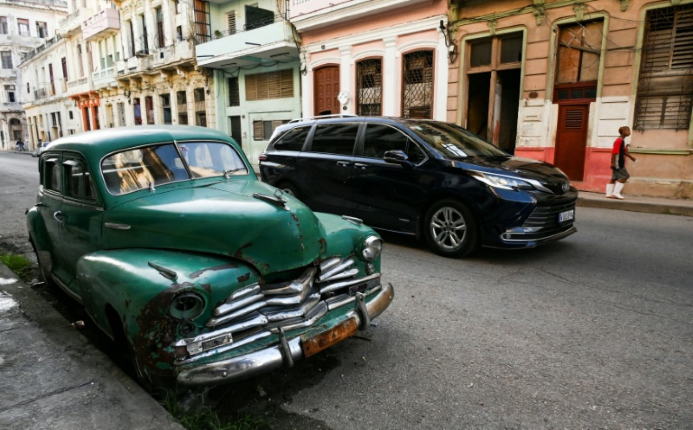 Une vieille voiture américaine (g) et une berline neuve dans une rue de La Havane, le 4 septembre 2024 à Cuba © YAMIL LAGE