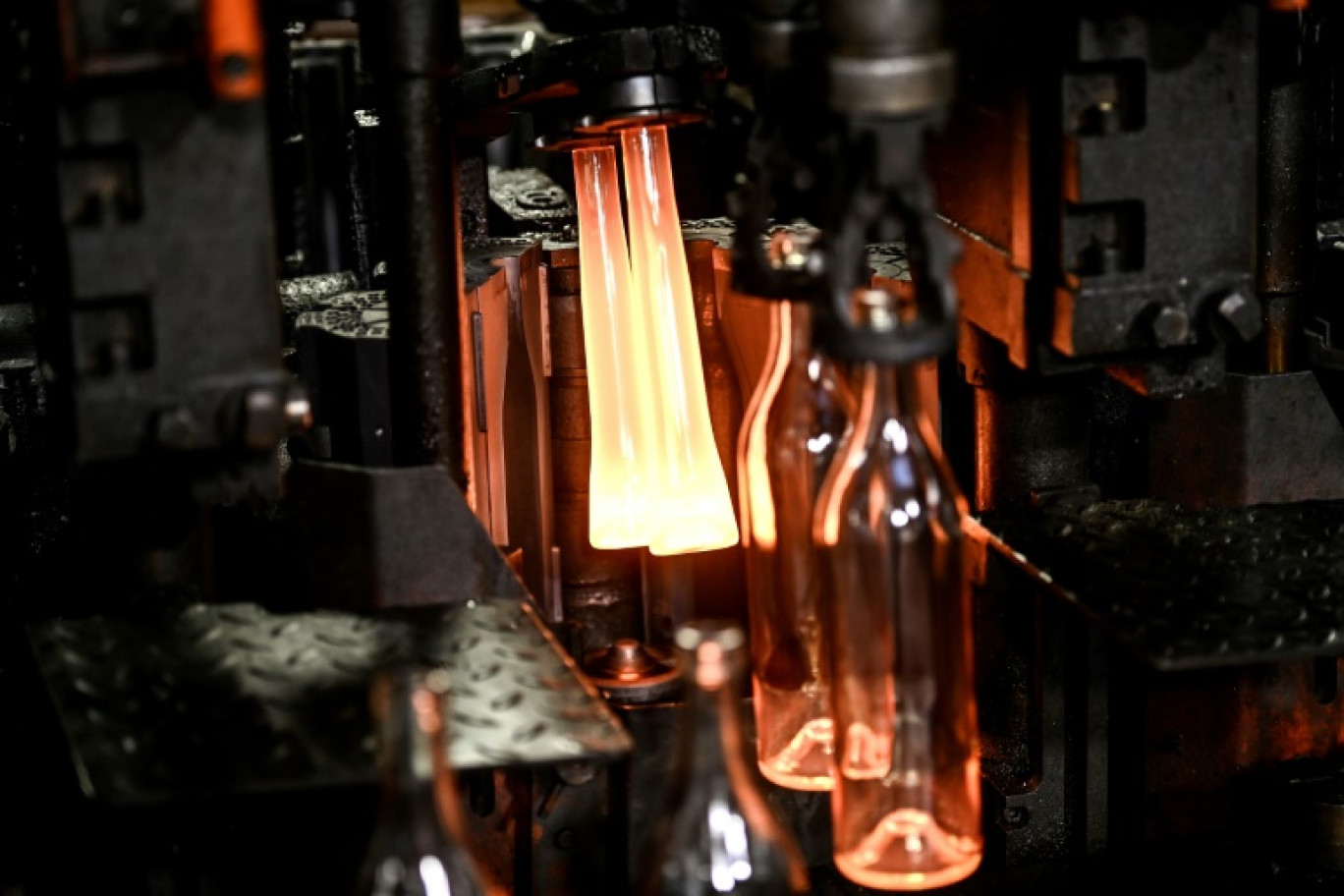 Transformation verre fondu en bouteilles sur une ligne de production d'emballages en verre Verallia à Châteaubernard, le 10 septembre 2024 en Charente © Christophe ARCHAMBAULT