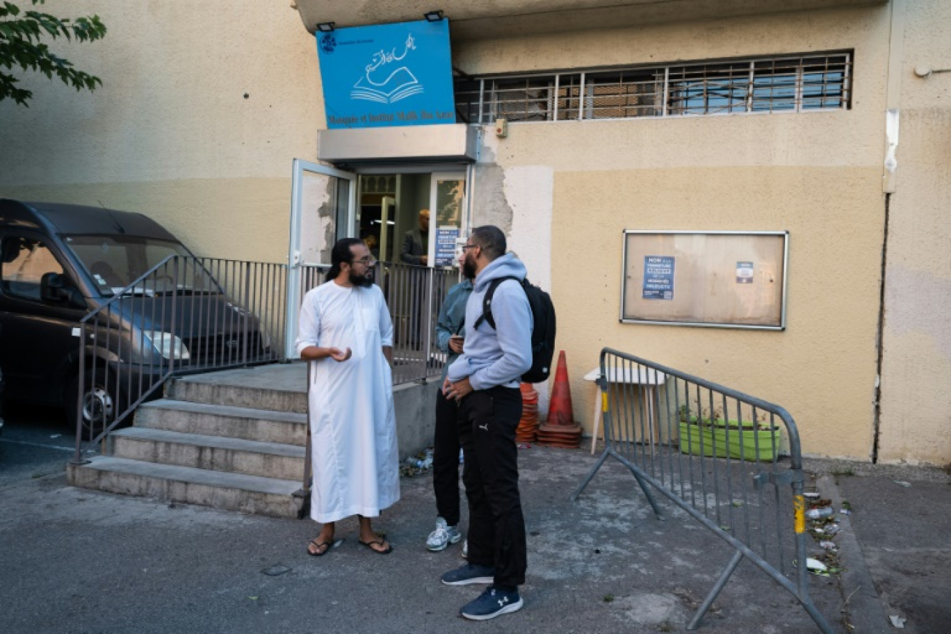 L'imam Ismail (g) de la mosquée des Bleuets parle avec des habitants du quartier après sa conférence de presse, le 9 septembre 2024 à Marseille © MIGUEL MEDINA