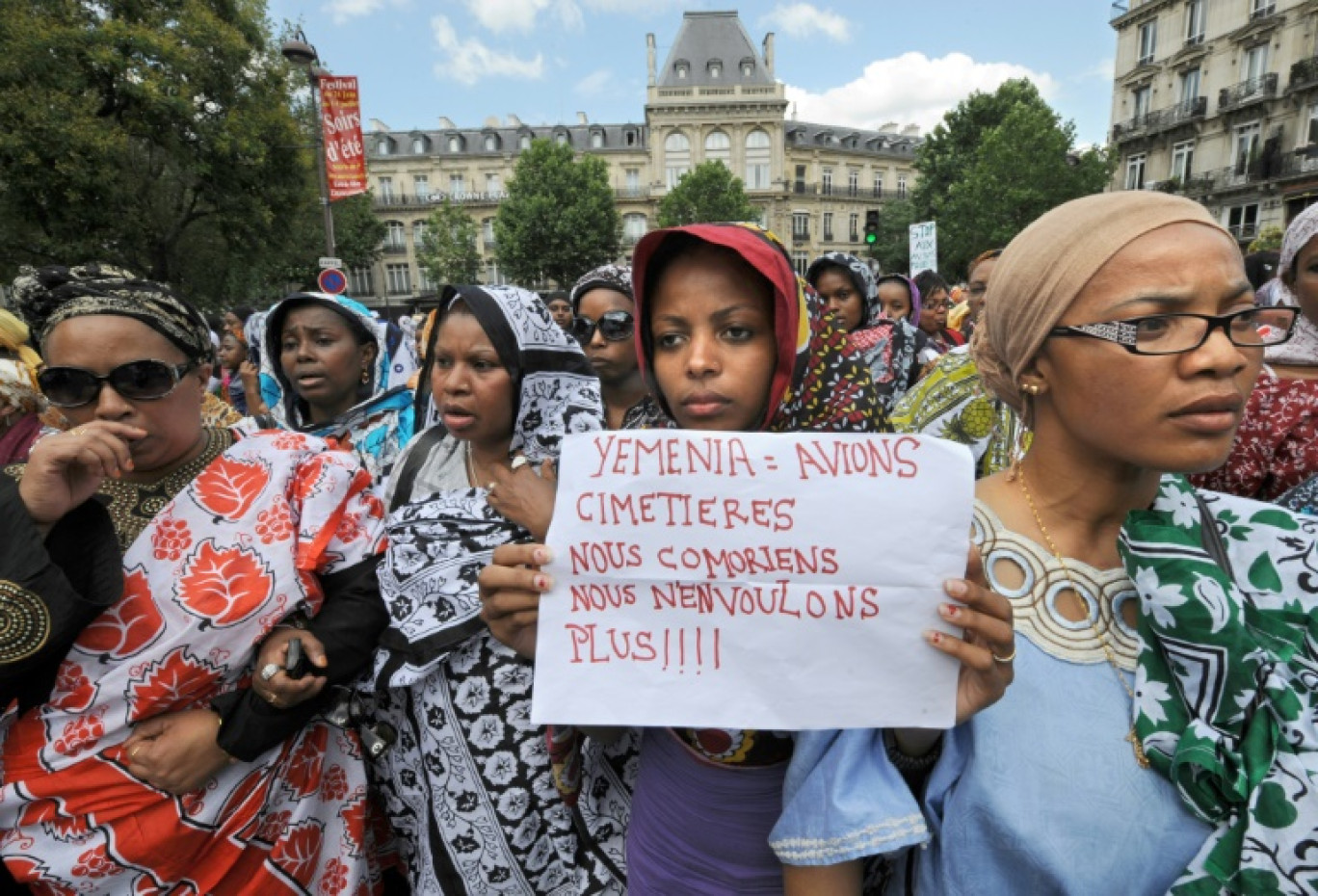 Des membres de la communauté comorienne en France participaient, le 5 juillet 2009 à Paris, à une marche en hommage aux victimes du crash de la Yemenia Airlines, survenu quelques jours plus tôt. © BORIS HORVAT