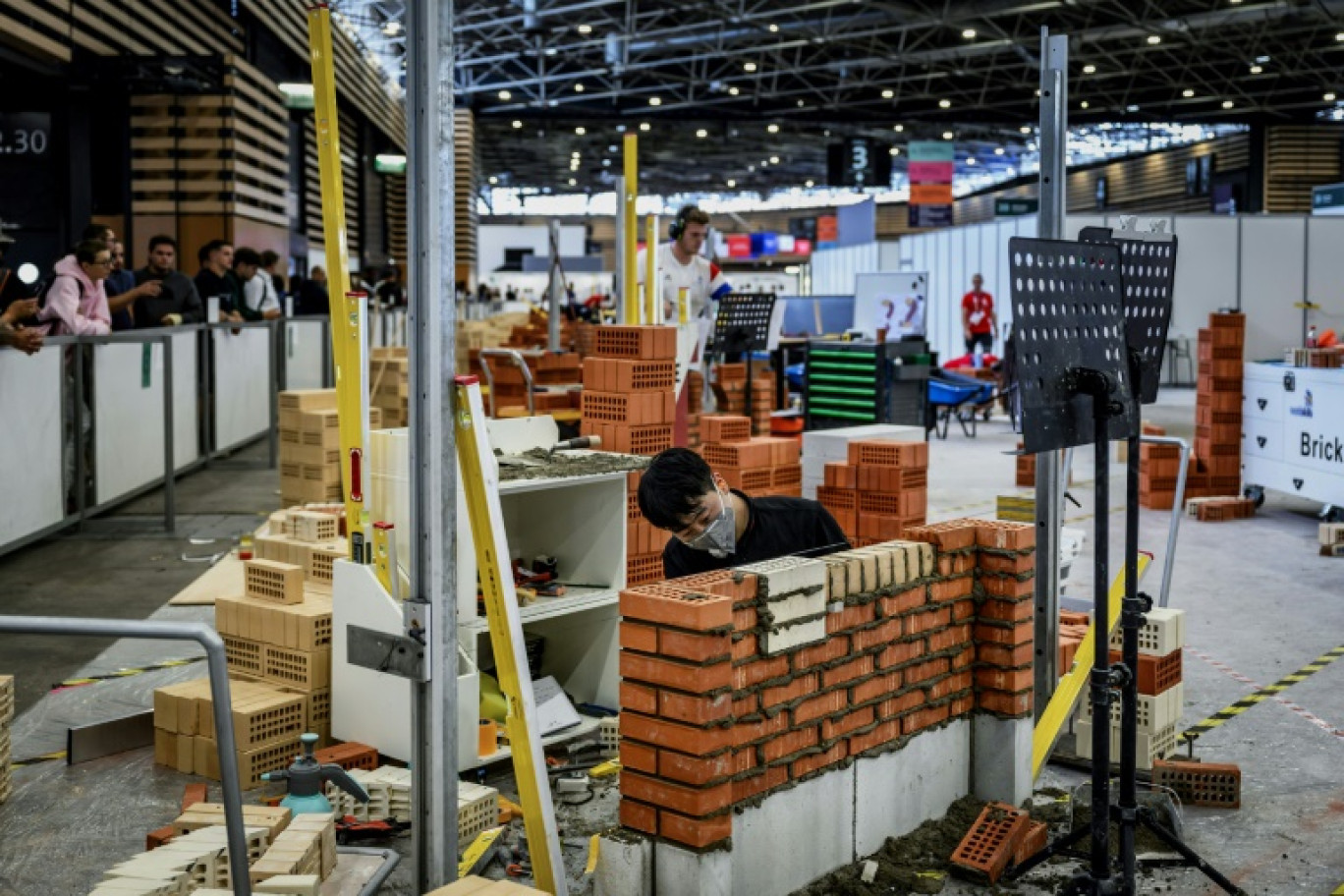 Le concurrent chinois Fangtao Bao participe à l'épreuve de maçonnerie lors de la compétition Worldskills 2024, au parc des expositions Eurexpo Lyon à Chassieu (Rhône), le 11 septembre 2024 © JEFF PACHOUD