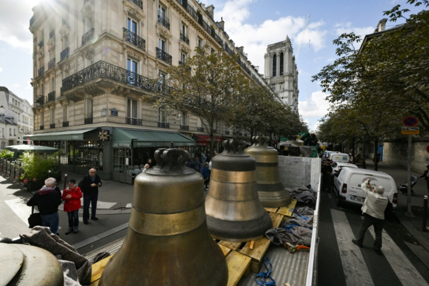 Huit cloches du beffroi nord de Notre-Dame de Paris sont acheminées jusqu'à la cathédrale le 12 septembre 2024, après avoir été nettoyées de la poussière de plomb, révisées et restaurées. © Ed JONES