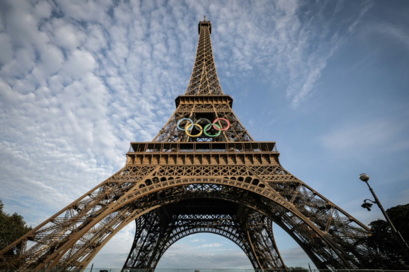 Les anneaux olympiques sur la tour Eiffel à Paris, le 6 septembre 2024 © Thibaud MORITZ