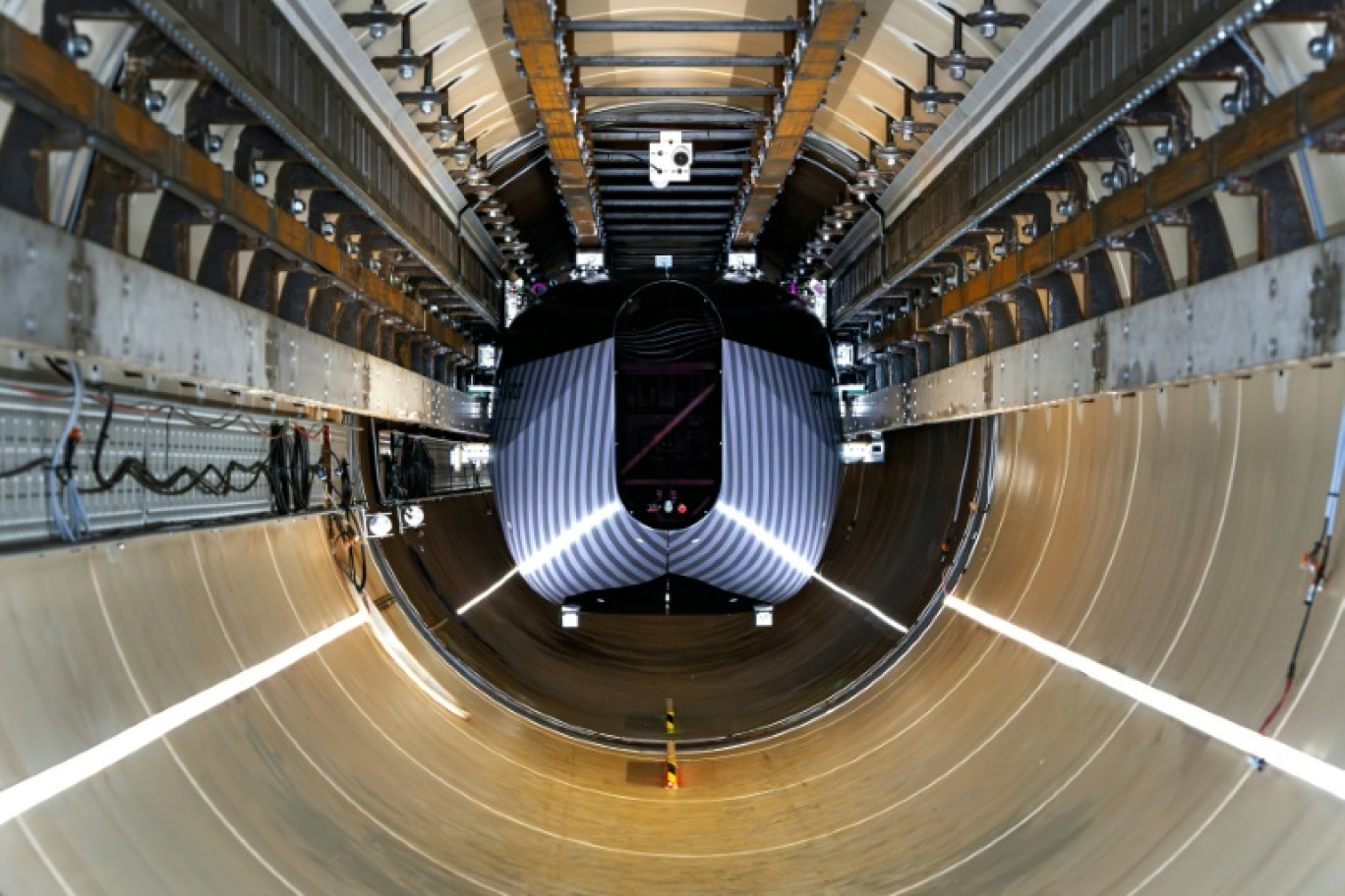 L'intérieur du tunnel d'essai du Centre européen de la société néerlandaise Hardt Hyperloop, à Veendam aux Pays-Bas, le 7 septembre 2024 © Nick Gammon