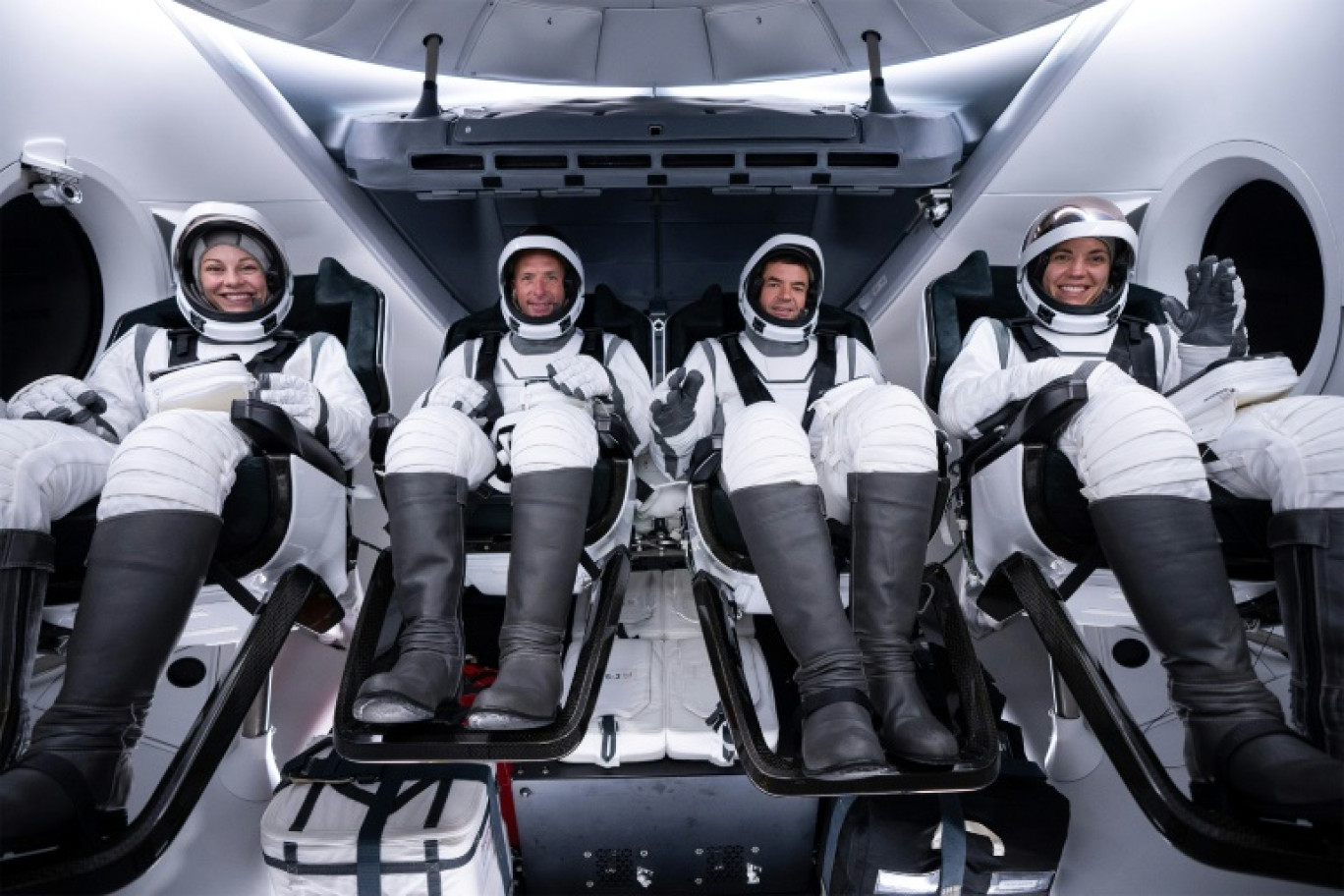 Les quatre membres d'équipage de la mission Polaris Dawn, (de gauche à droite) Anna Menon, Scott Poteet, Jared Isaacman et Sarah Gillis, à bord d'une capsule de SpaceX lors d'une répétition générale, le 25 août 2024 à Cap Canaveral en Floride © -