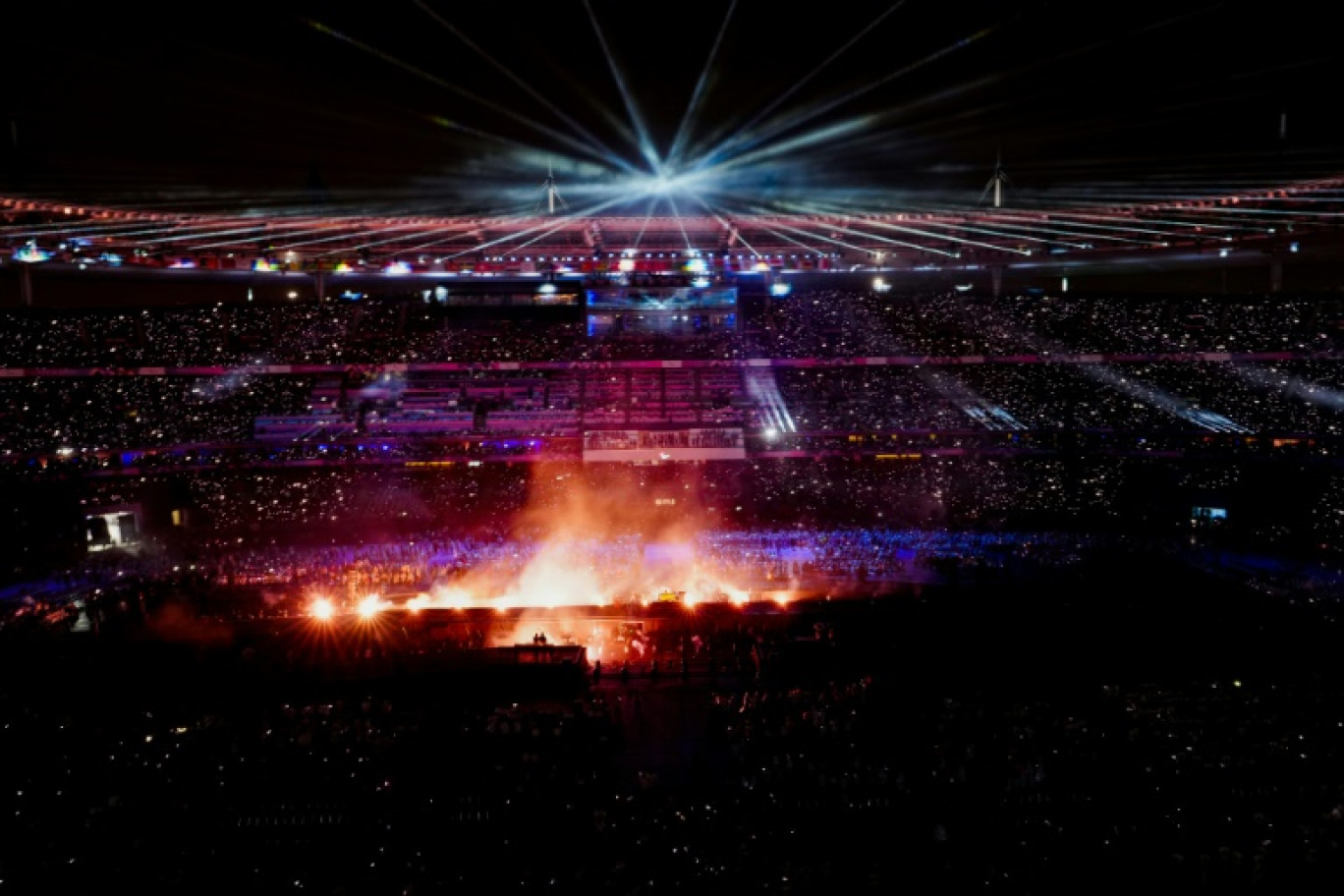 Des feux d'artifice lors de la cérémonie de clôture des Jeux paralympiques de Paris 2024 au Stade de France, à Saint-Denis, le 8 septembre 2024 © Dimitar DILKOFF