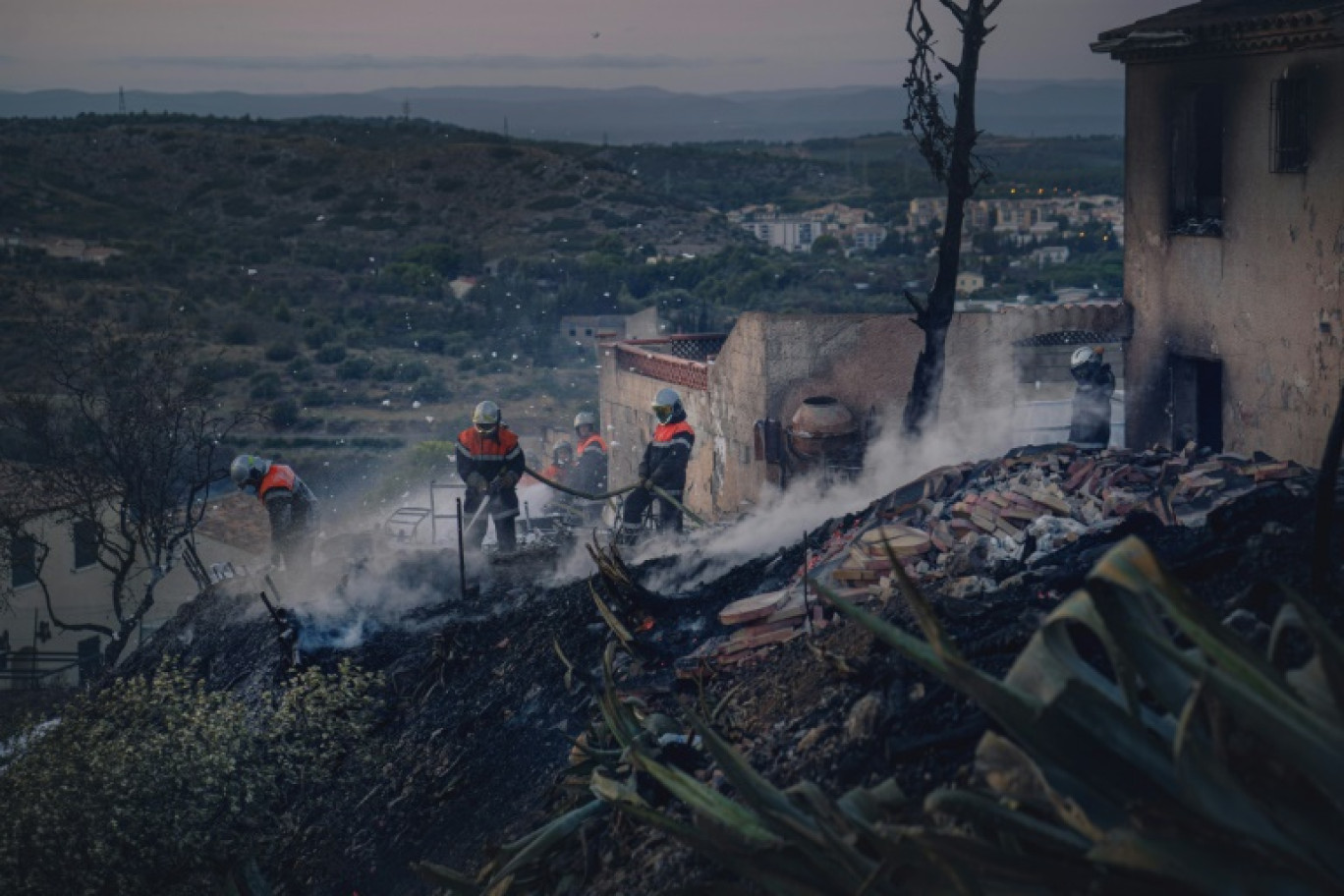 Des pompiers éteignent un feu qui a brûlé 70 hectares de végétation, détruisant une maison et en endommageant quatre autres, le 10 septembre 2024 à Narbonne, dans l'Aude © IDRISS BIGOU-GILLES