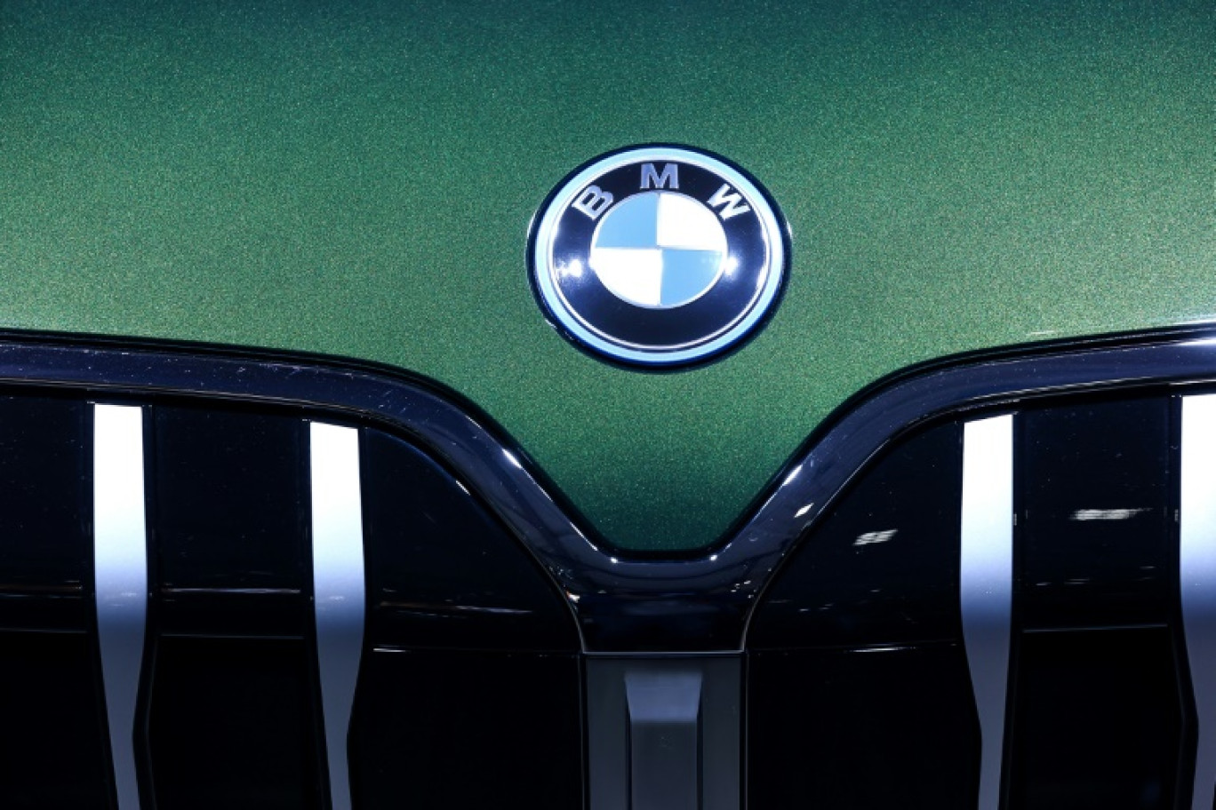 En 2024, les livraisons de véhicules de BMW devraient désormais "légèrement diminuer", a annoncé le groupe © Kenzo TRIBOUILLARD