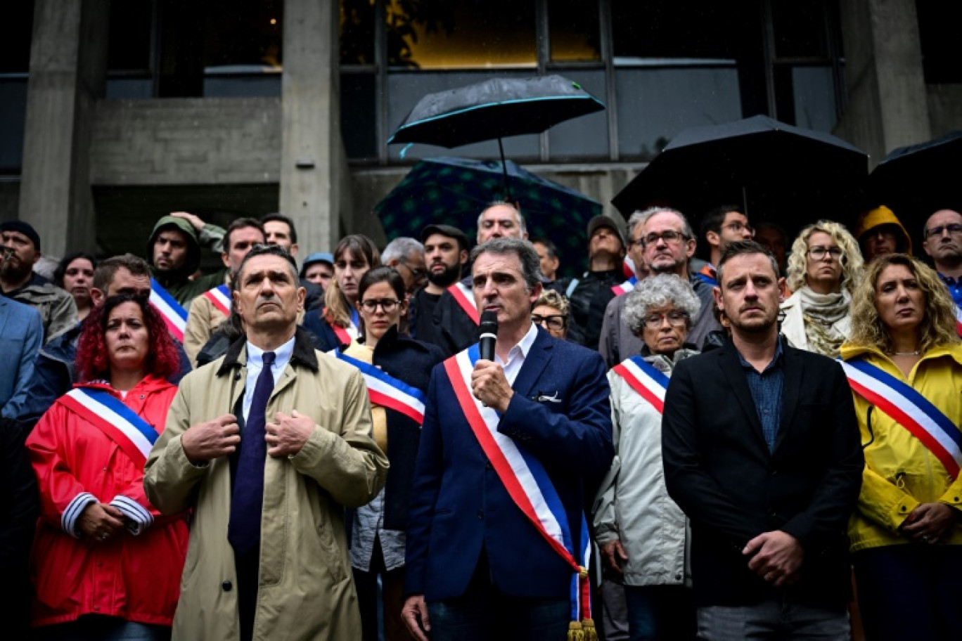 Le maire de Grenoble, Eric Piolle (c) et des élus rassemblés lors d'un hommage à l'employé municipal Lilian Dejean, le 9 septembre 2024 à Grenoble © OLIVIER CHASSIGNOLE