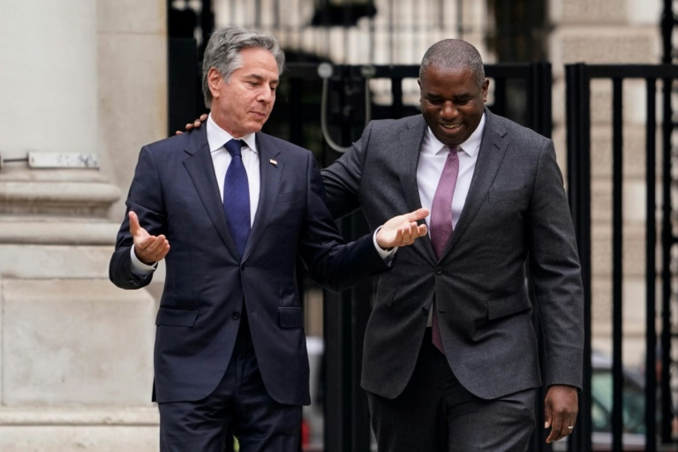 Le secrétaire d'Etat américain Antony Blinken (g) s'entretient avec le ministre britannique des Affaires étrangères David Lammy (d) à son arrivée au Bureau britannique des Affaires étrangères, du Commonwealth et du Développement (FCDO) à Londres, le 10 septembre 2024 © Alberto Pezzali