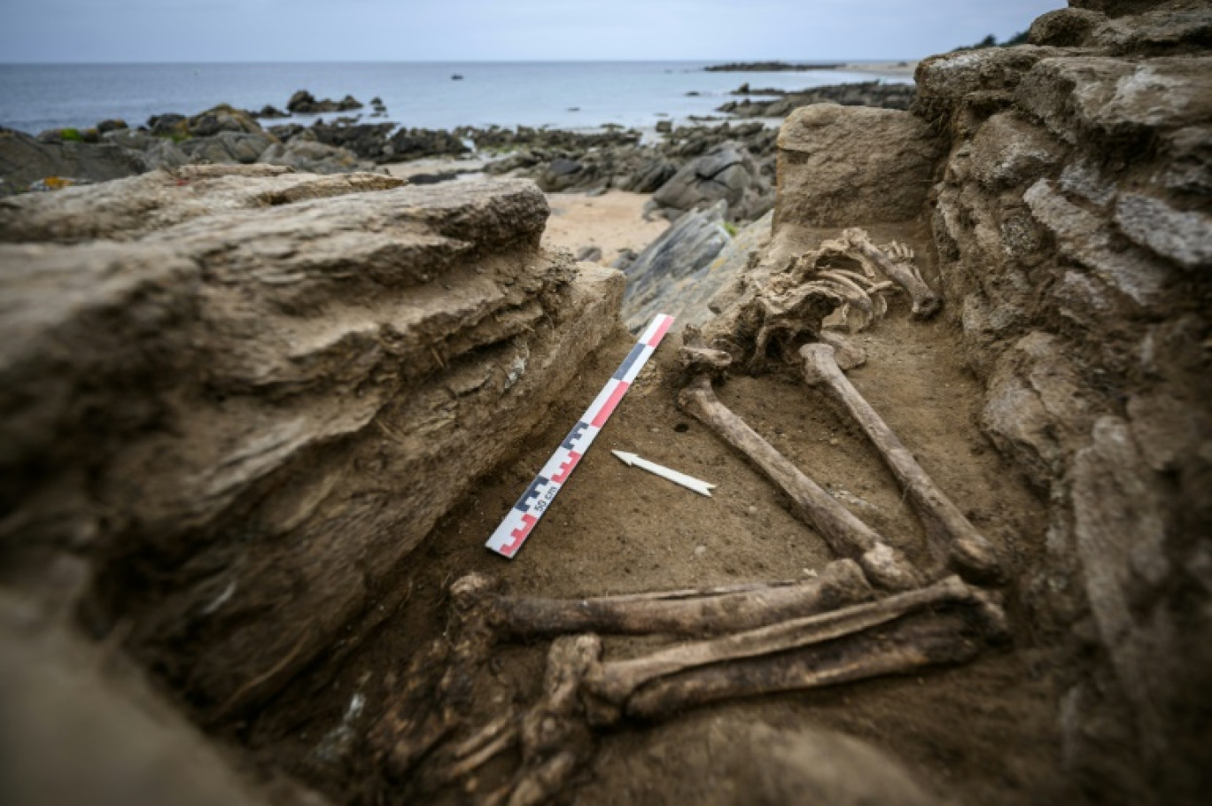 Un squelette dans une tombe de l'âge du bronze, découvert à la suite d'une forte tempête, à Port-Joinville, sur l'île d'Yeu, le 10 septembre 2024 © Loic VENANCE