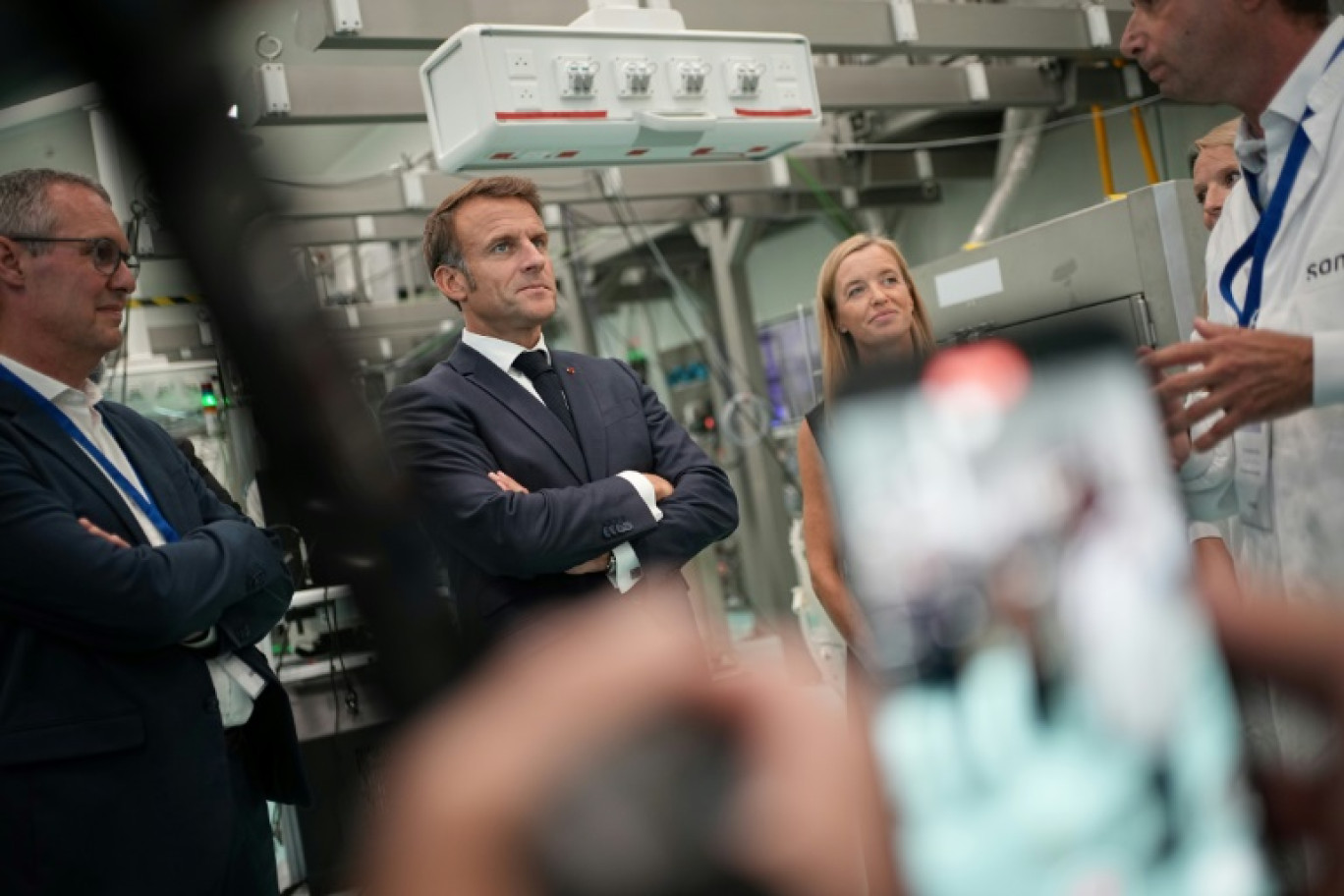 Le président Emmanuel Macron visite l'usine Sanofi de vaccins et biomédicaments innovante, lors de son inauguration à Neuville-sur-Saône, le 10 septembre 2024 dans le Rhône © Laurent Cipriani