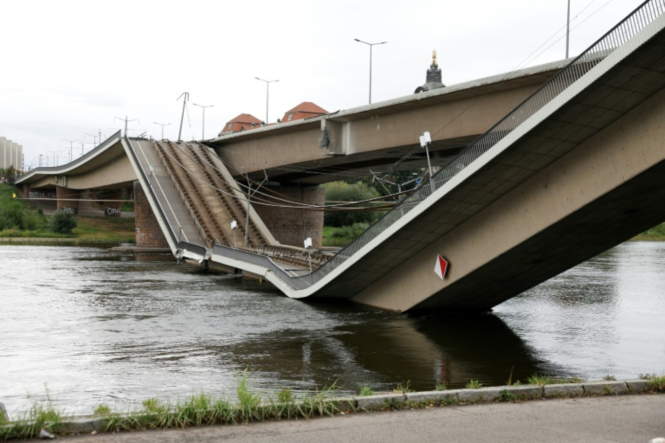 Le pont Carola à Dresde (Est de l'Allemagne) dont un tronçon d'environ 100 mètres s'est effondré dans l'Elbe le 11 septembre  2024 © Odd ANDERSEN