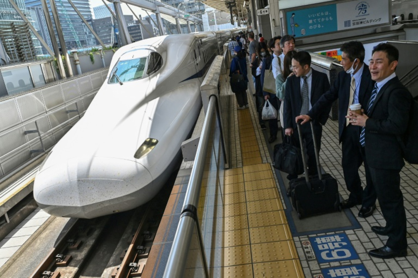 Un train de type shinkansen, à Nagoya, au Japon, le 17 avril 2024 © Richard A. Brooks