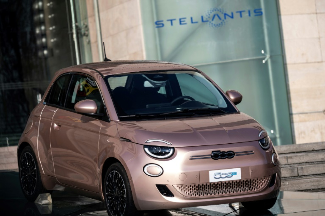 Une Fiat 500 électrique à l'entrée de l'usine de Mirafiori, près de Turin, le 19 janvier 2021 © Marco Bertorello