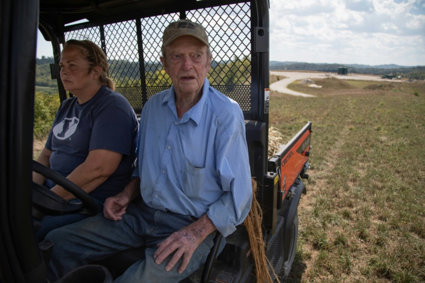 Les agriculteurs Diana Petrie (G) et son père George Wherry dans leur ferme familiale de West Bethlehem (Pennsylvanie), aux Etats-Unis, le 6 septembre 2024 © Rebecca DROKE