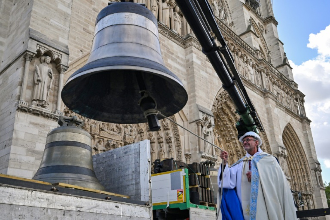 Le recteur de Notre-Dame de Paris Olivier Ribadeau Dumas fait sonner l'une des huit cloches de retour dans la cathédrale, le 12 septembre 2024 © Ed JONES