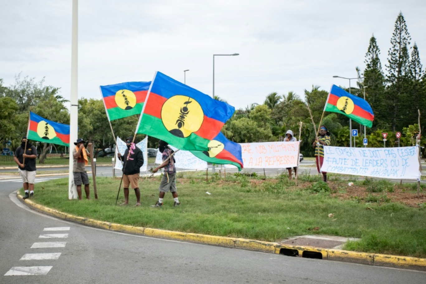 Des militants indépendantistes manifestent leur soutien aux responsables kanak interpellés, le 22 juin 2024 à Nouméa © Delphine MAYEUR