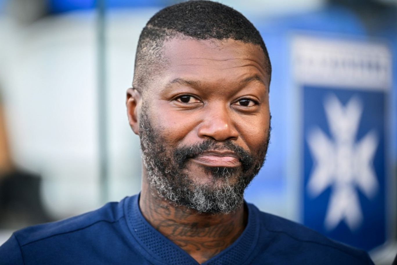 L'ancien joueur de l'AJ Auxerre, Djibril Cissé, assiste au match de football de Ligue 2 entre l'AJ Auxerre (AJA) et l'US Concarneau au stade Abbé-Deschamps à Auxerre, le 17 mai 2024 © ARNAUD FINISTRE