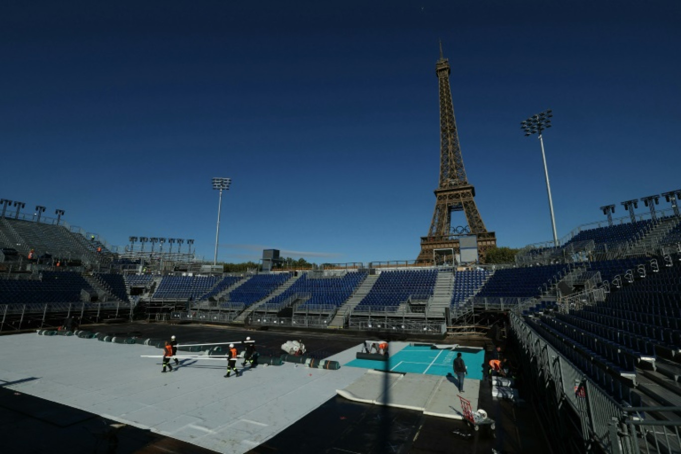 Des ouvriers démontent la pelouse articielle du Stade Tour Eiffel, le 13 septembre 2024 © Thomas SAMSON