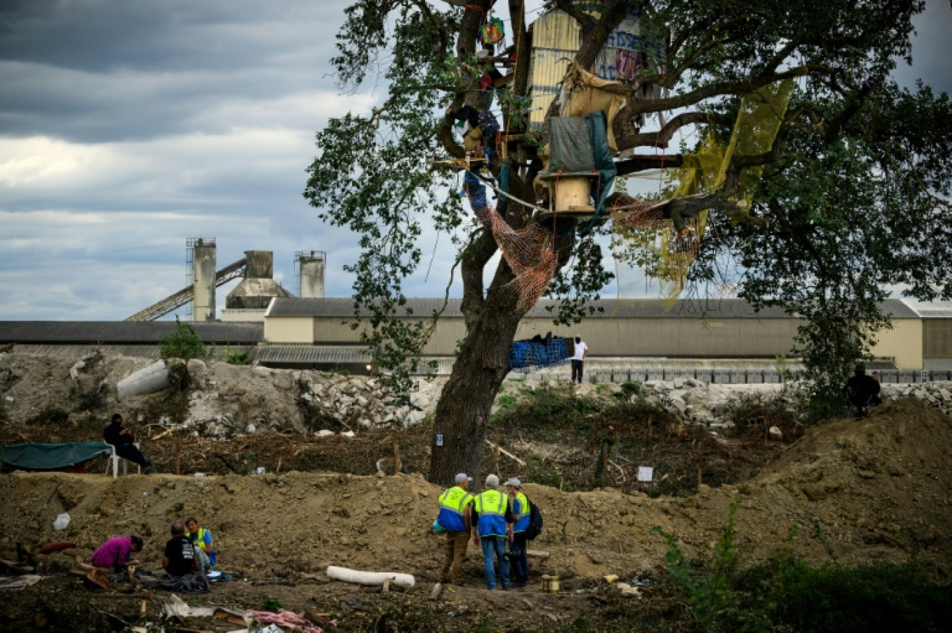 Un bûcheron coupe un arbre lors d'une opération de dégagement d'un campement de manifestants contre la construction de l'autoroute A69 à Saix (Tarn), le 1er septembre 2024 © Ed JONES