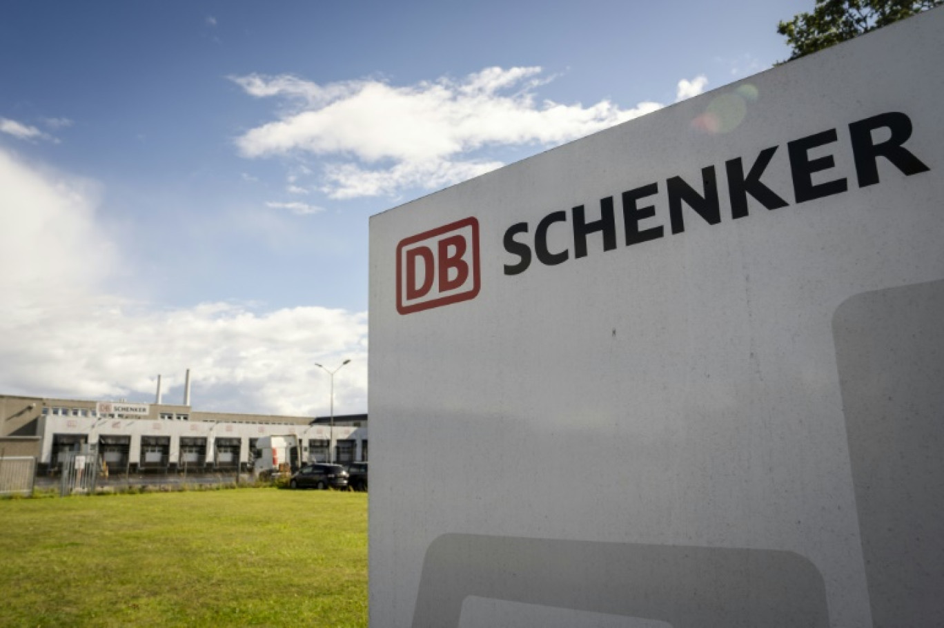 Le logo de l'entreprise allemande de transport et de logistique DB Schenker à Hvidovre, au Danemark, le 12 septembre 2024 © Mads Claus Rasmussen