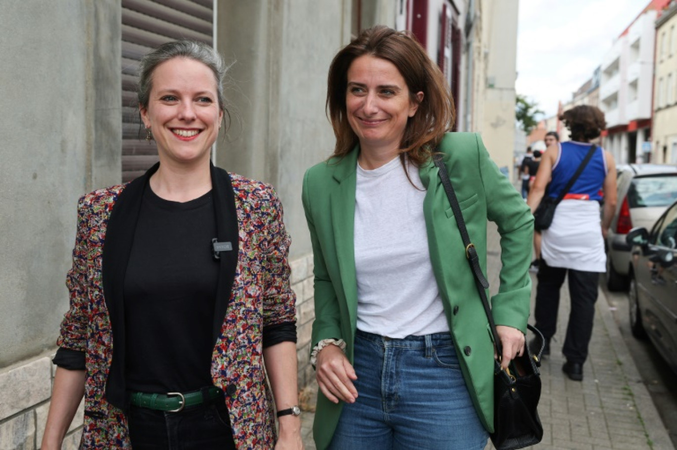 La secrétaire nationale des Ecologistes Marine Tondelier (d) à côté de Lucie Castets, choisie par le Nouveau Front populaire pour postuler à Matignon, à Lille, le 27 juillet 2024 © FRANCOIS LO PRESTI