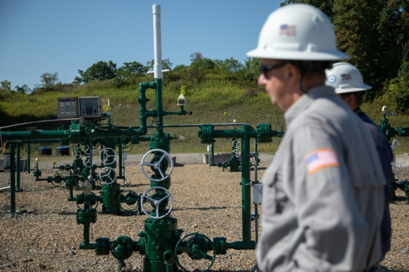 Un employé de la société Diversified Energy près d'un puits de gaz naturel dans à Franklin Township (Pennsylvanie), aux Etats-Unis, le 6 septembre 2024 © Rebecca DROKE