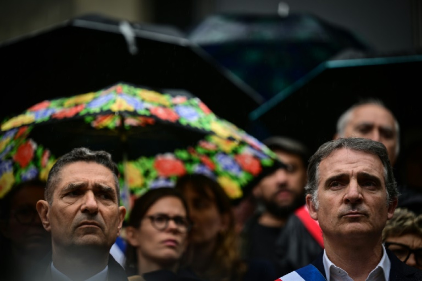 Le maire de Grenoble, Eric Piolle (d) et des élus rassemblés lors d'un hommage à l'employé municipal Lilian Dejean, le 9 septembre 2024 à Grenoble © OLIVIER CHASSIGNOLE