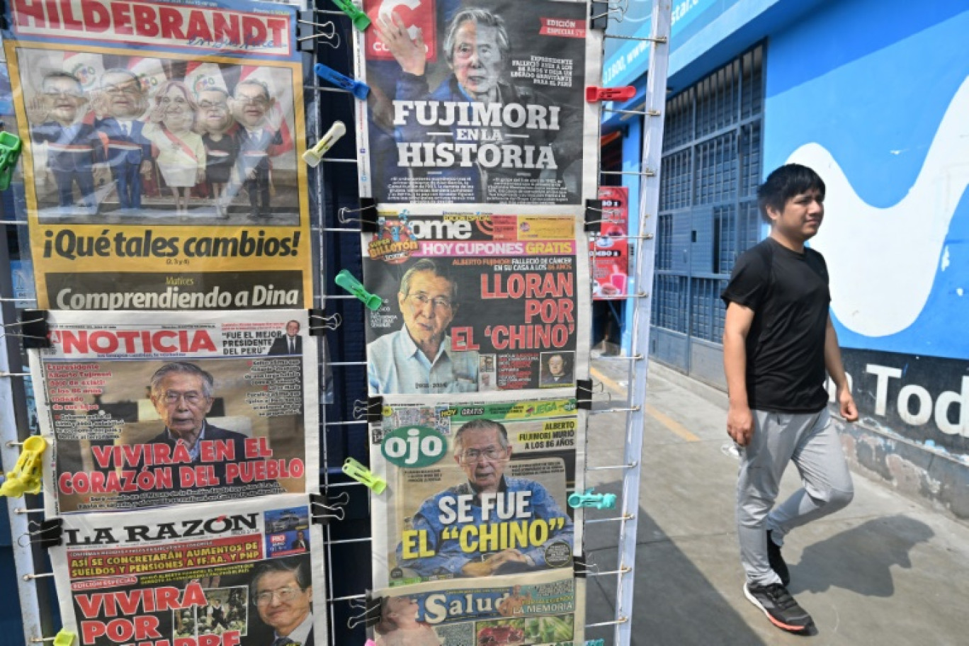 Un homme passe devant les Unes des journaux illustrant la mort de l'ancien président péruvien Alberto Fujimori (1990-2000), à Lima, le 12 septembre 2024 © CRIS BOURONCLE