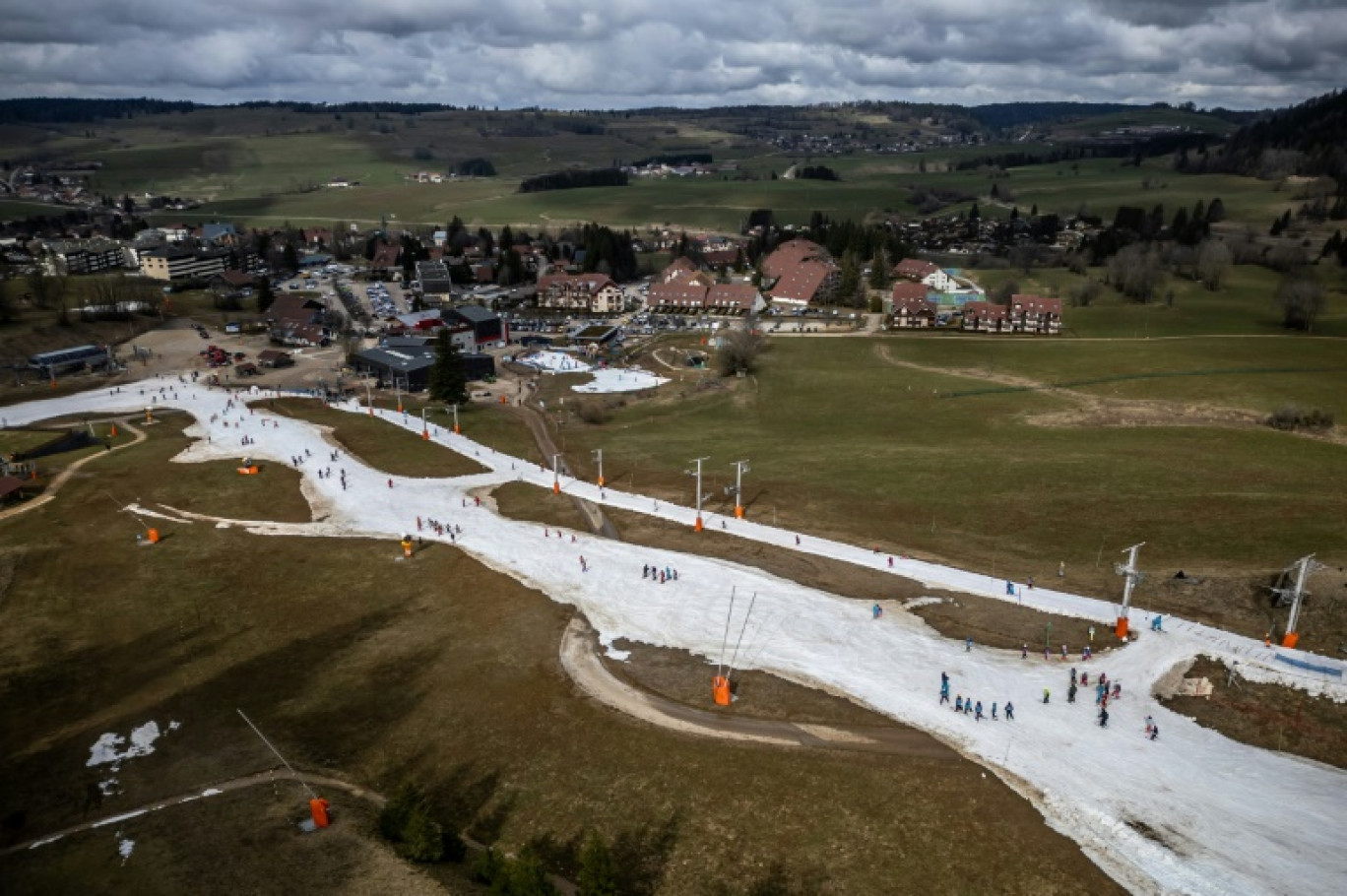 Vue aérienne de pistes de ski dans un paysage sans neige à la station de ski alpin de Métabief, le 20 février 2024 dans le Doubs © Fabrice COFFRINI