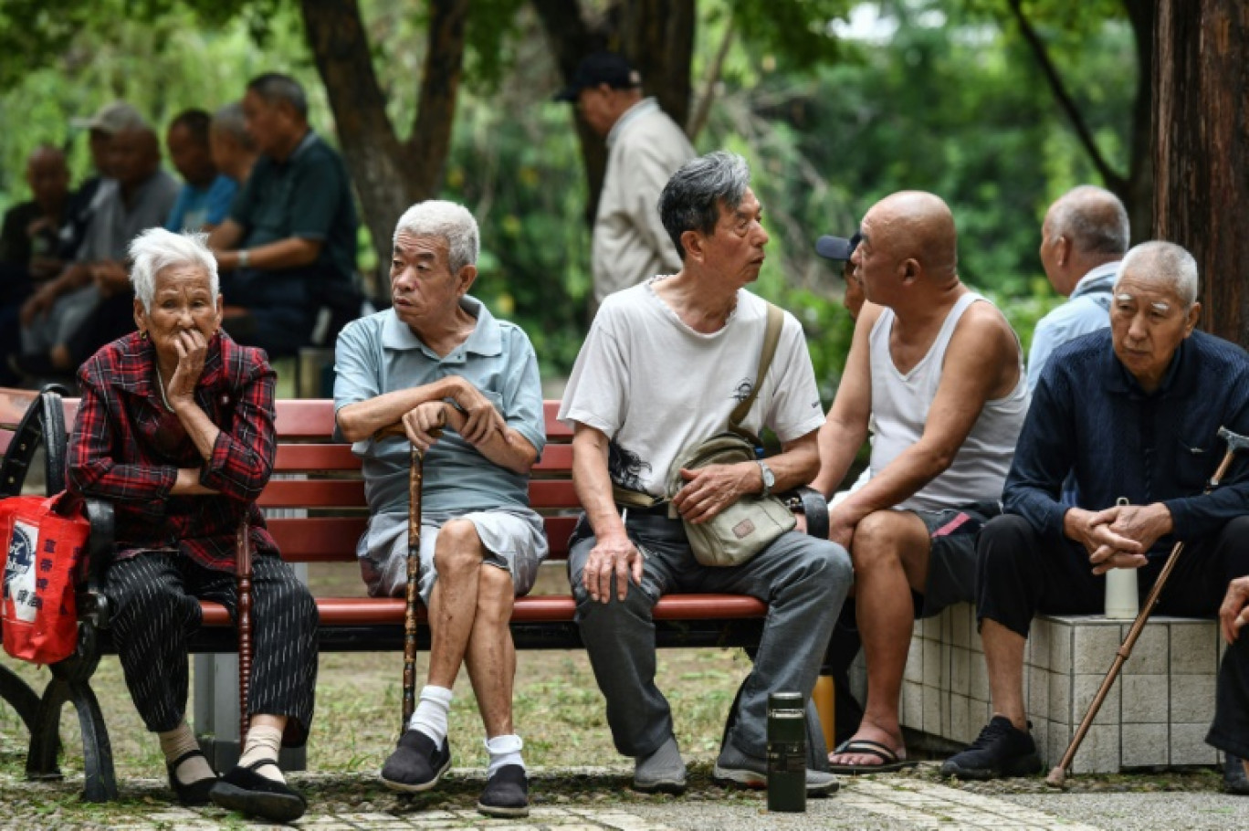 Des personnes âgées dans un parc de Fuyang (Chine) le 13 septembre 2024 © STR