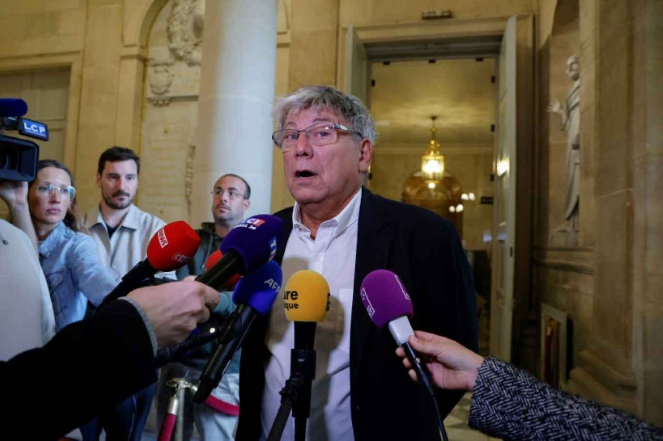 Le président de la Commission des Finances de l'Assemblée nationale, Eric Coquerel (c) s'adresse à la presse avant de se rendre à l'hôtel Matignon, le 17 septembre 2024 à Paris © Ludovic MARIN