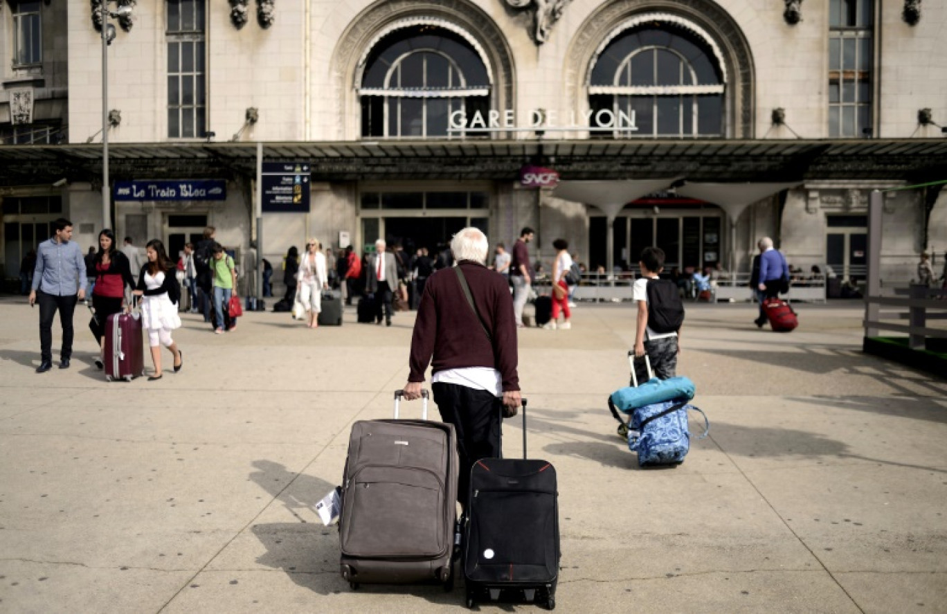 Limitation du nombre de bagages dans les TGV : la SNCF inflige des amendes à partir de lundi - photo d'archives, le 11 juillet 2014 devant la gare de Lyon à Paris © STEPHANE DE SAKUTIN