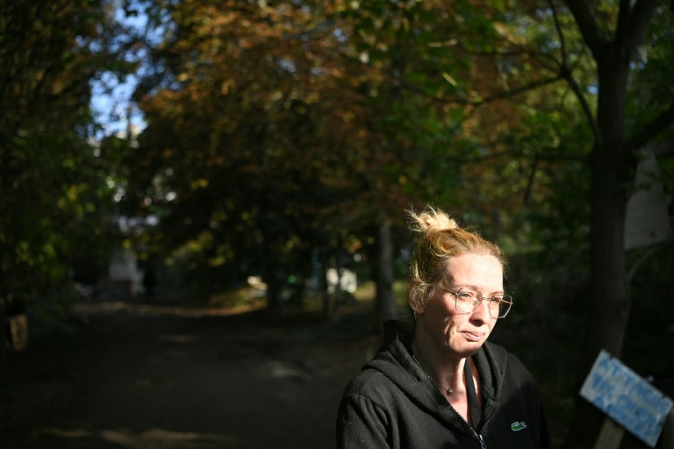 L'ancienne locataire Alexandra Dupont s'adresse à la presse sur le chantier de l'A69 à Verfeil en Haute-Garonne le 16 septembre 2024 © Matthieu RONDEL