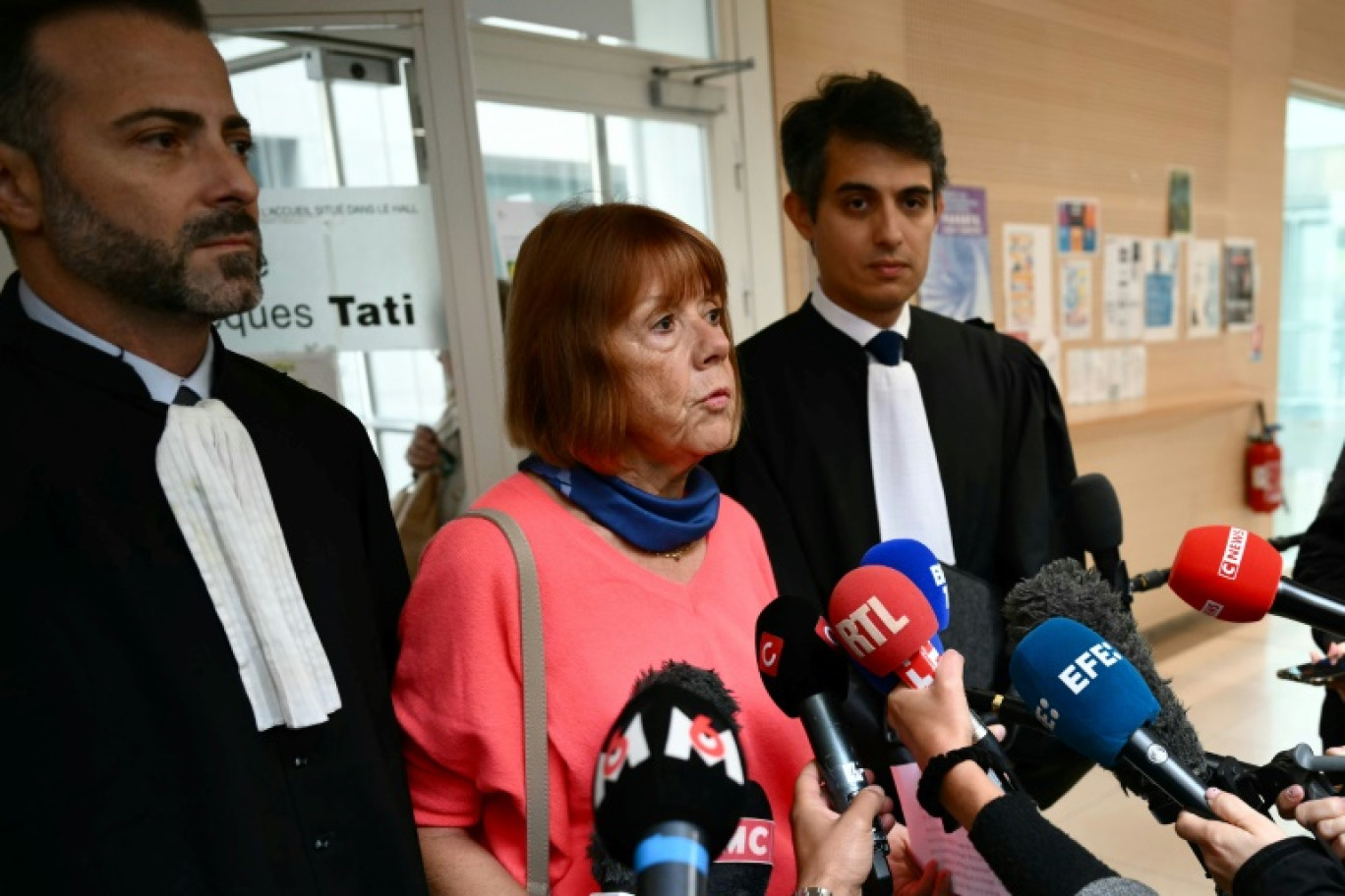 Gisèle Pelicot (c), entourée par ses avocats Antoine Camus (g) et Stéphane Babonneau, fait une déclaration à la presse au tribunal d'Avignon, le 16 septembre 2024 dans le Vaucluse © Christophe SIMON