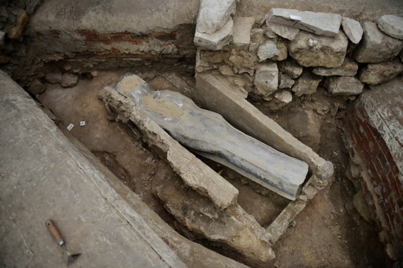 Un des sarcophages de plomb retrouvé à Notre-Dame, photographié le 15 mars 2022 © JULIEN DE ROSA