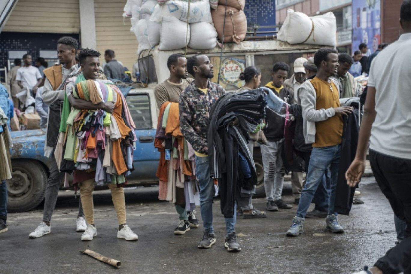 Des vendeurs de vêtements dans le quartier historique de Merkato à Addis-Abeba, en Ethiopie, le 14 septembre 2024 © Amanuel Sileshi