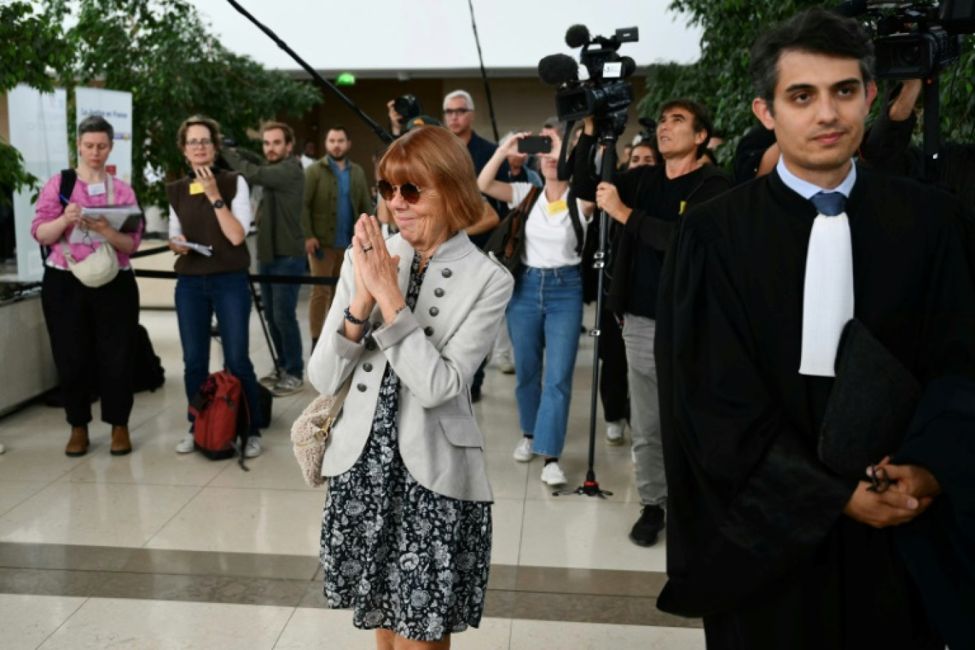 Gisèle Pelicot en compagnie d'une de ses avocats Stéphane Babonneau au tribunal d'Avignon le 17 septembre 2024 © Christophe SIMON