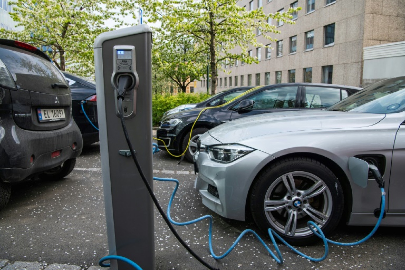 Une voiture électrique en train de recharger dans les rues d'Oslo, le 30 avril 2019 © Jonathan NACKSTRAND