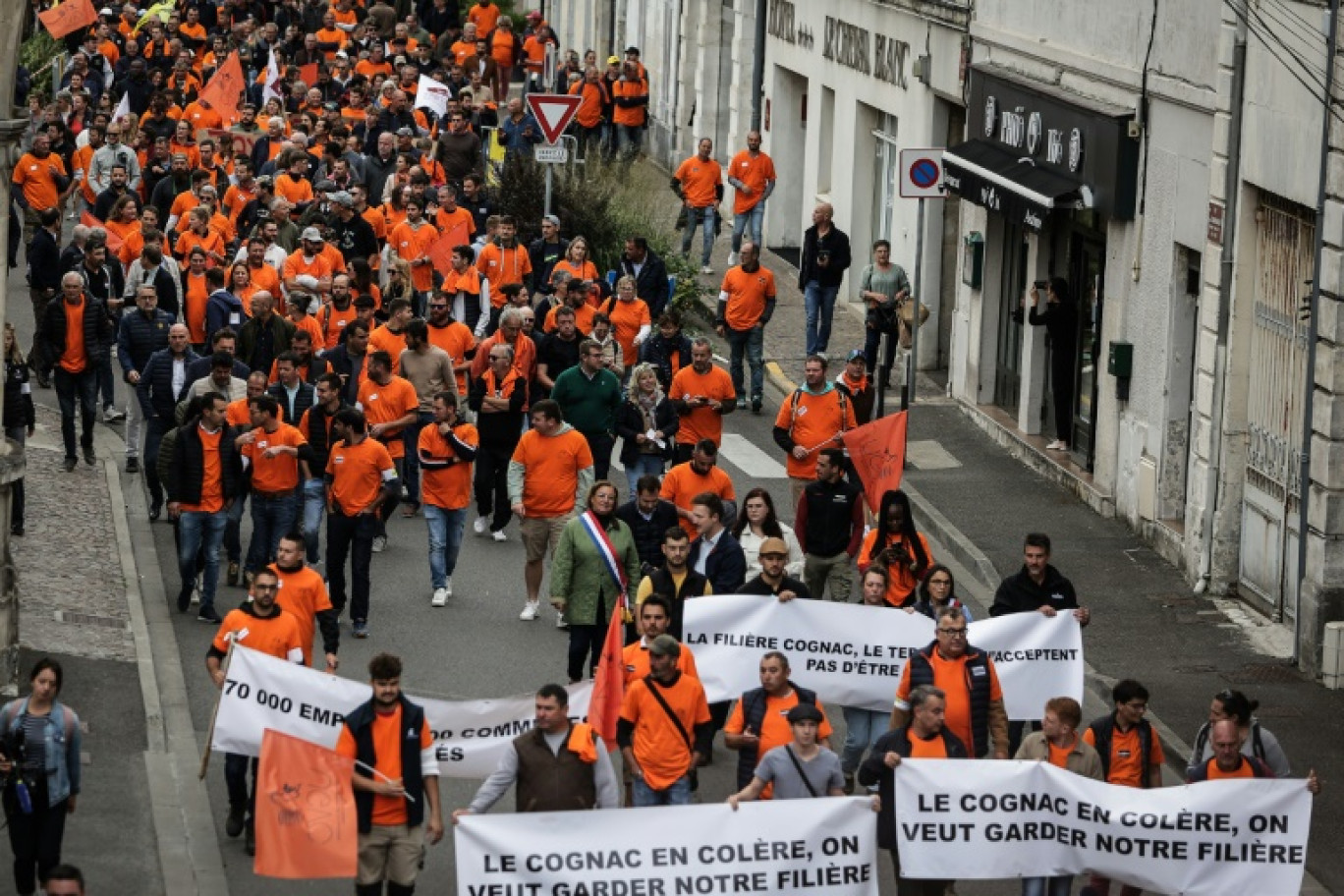 Des vignerons de Cognac lors d'une manifestation contre les menaces de taxes chinoises, à Cognac, le 17 septembre 2024 © Thibaud MORITZ